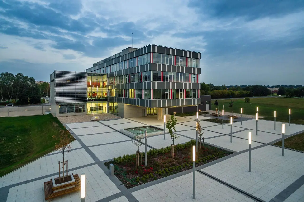 Kampus Univerzity Karlovy, Hradec Králové, fotografie 2 z 13
